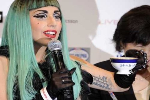 Lady Gaga Japonya için ağladı 8