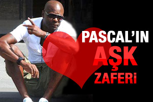 Pascal Asena'ya olan aşkını zafer işaretiyle kanıtladı