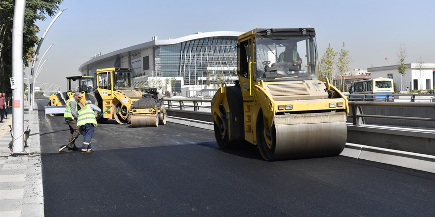 Celal Bayar Bulvarı'nda asfalt çalışmaları devam ediyor