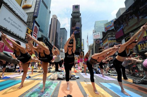 Times Meydanı'nda yoga yaptılar
