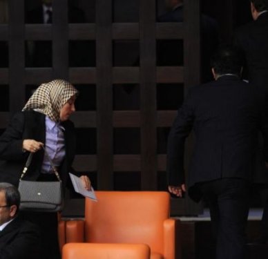 Başörtülü kadın Meclis locasından çıkarıldı