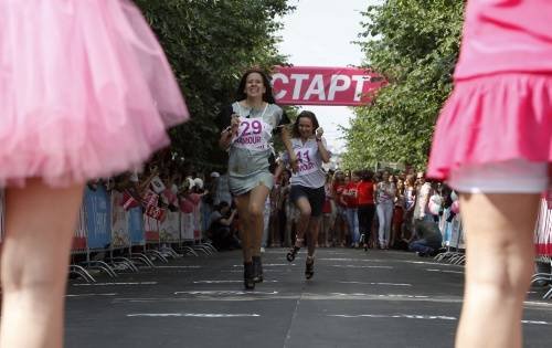 Rus kızları yüksek topuklularıyla yarıştı 1