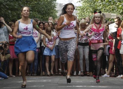 Rus kızları yüksek topuklularıyla yarıştı 2