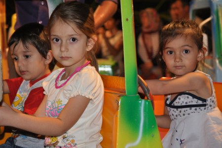 Çocuklar lunaparkta eğlendi 15