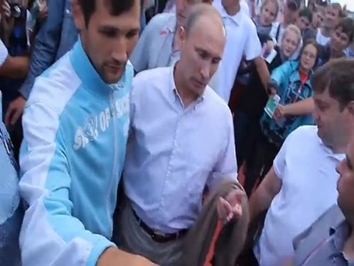 Putin için 1000 Rus kadının göğsünü elledi 3