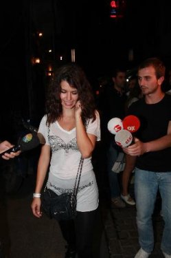 Beren Saat'in iç çamaşırlı kıyafeti 5