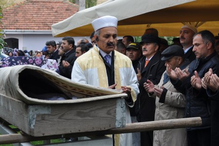 İsa Ömercan annesini son yolculuğuna uğurladı 10