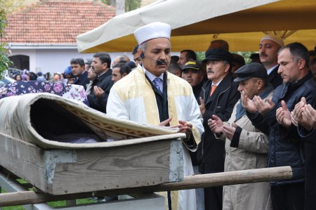 İsa Ömercan annesini son yolculuğuna uğurladı 11