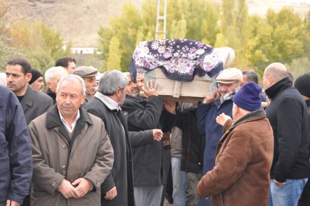 İsa Ömercan annesini son yolculuğuna uğurladı 14