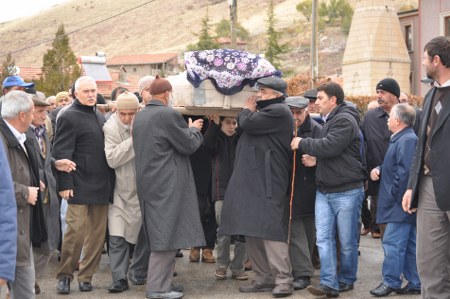 İsa Ömercan annesini son yolculuğuna uğurladı 15