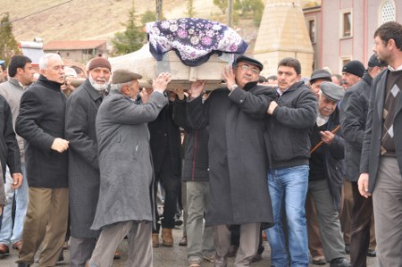 İsa Ömercan annesini son yolculuğuna uğurladı 17