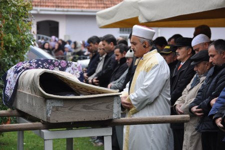 İsa Ömercan annesini son yolculuğuna uğurladı 6