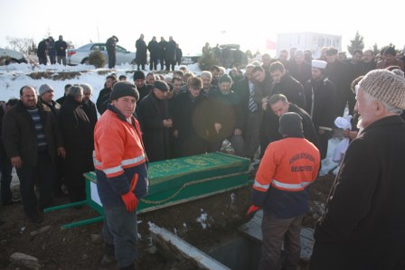 Kardeşini son yolculuğuna uğurladı 19