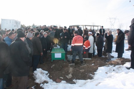 Kardeşini son yolculuğuna uğurladı 20