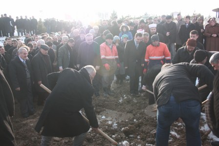 Kardeşini son yolculuğuna uğurladı 22