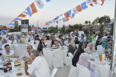 Ak Parti'den partililere iftar 8