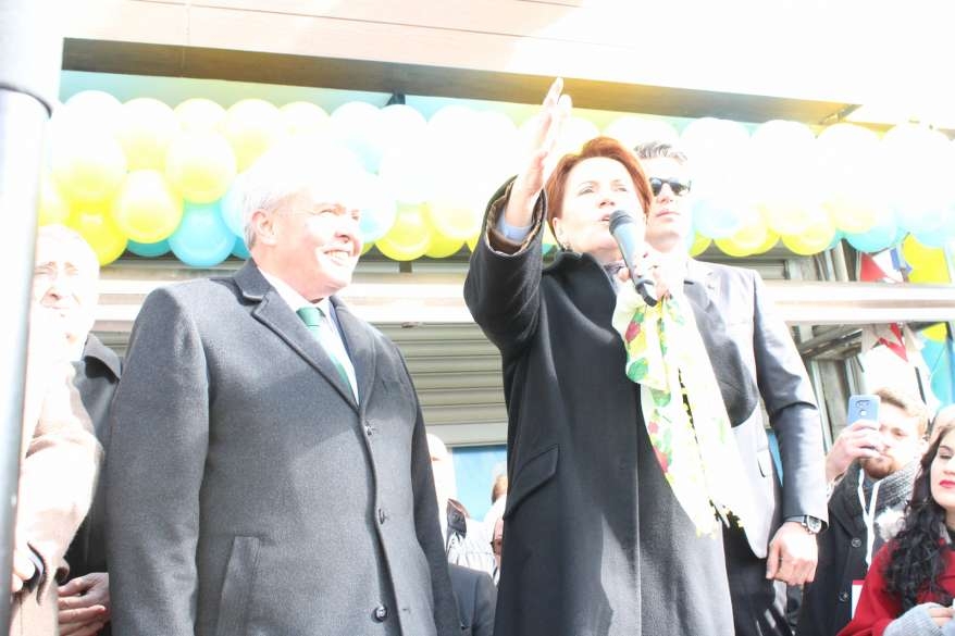 Hacı Karagöz'den miting gibi SKM açılışı 110