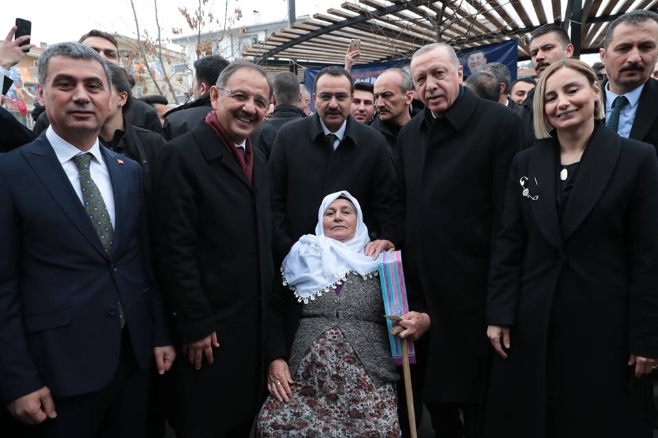 Cumhurbaşkanı Erdoğan'dan Gölbaşı'nda çat kapı ev ziyareti 10