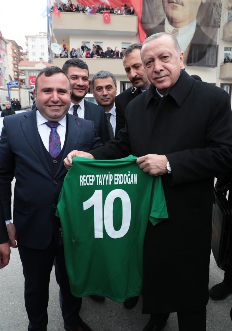 Cumhurbaşkanı Erdoğan'dan Gölbaşı'nda çat kapı ev ziyareti 9