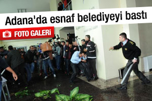 Adana'da esnaf belediyeyi bastı