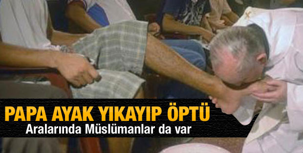 Papa tutukluların ayağını yıkadı ve öptü