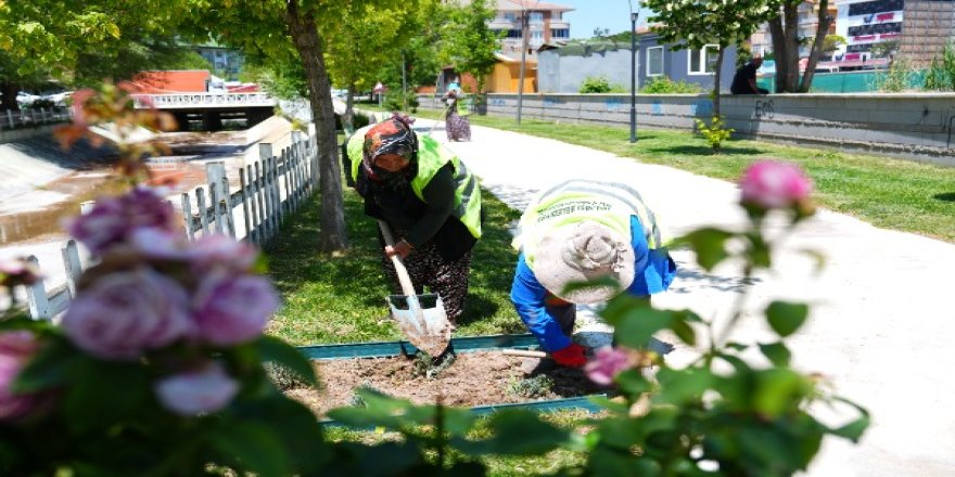 GÖLBAŞI’NIN PARKLARINDA HUMMALI ÇALIŞMA