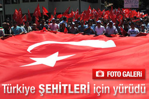 Türkiye 13 şehidi için sokağa döküldü