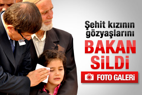 Şehit kızının gözyaşlarını Bakan Davutoğlu sildi