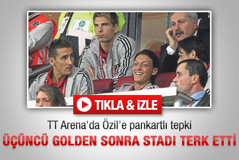 Mesut'a pankartlı gönderme