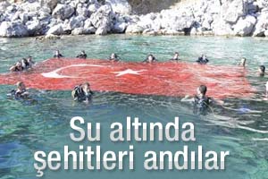 Su altında bayrakla şehitleri andılar