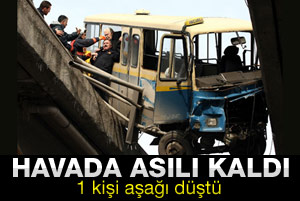 Zincirleme kazada minibüs köprüde asılı kaldı