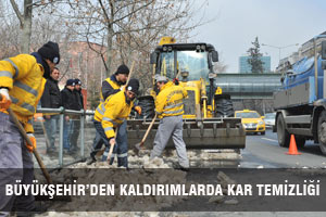 BÜYÜKŞEHİR’DEN KALDIRIMLARDA KAR TEMİZLİĞİ