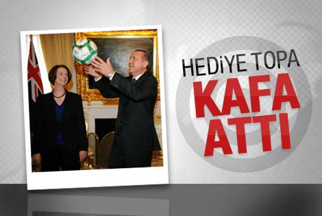 Erdoğan Gillard'ın hediye ettiği topa kafa vurdu