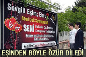 Eşinden billboard ilanıyla özür diledi