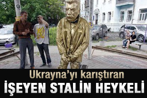 Ukrayna'da işeyen Stalin heykeli yıkıldı