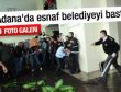 Adana'da esnaf belediyeyi bastı