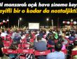 Göl manzaralı sinema keyfi