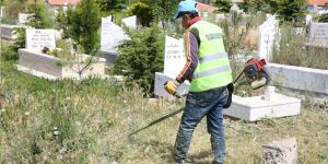 Gölbaşı Belediyesi mezarlıkları temizledi