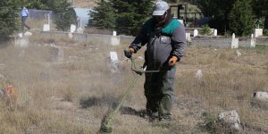 Gölbaşı Belediyesi mezarlıkları temizliyor