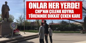 Çelenk koyma töreninde dikkat çeken kare