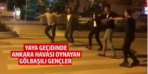 Yaya geçidinde Ankara havası oynayan gençler...