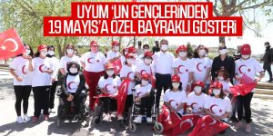 Uyum'un gençlerinden 19 mayıs'a özel bayraklı gösteri