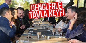 Başkan Şimşek gençlerle tavla oynadı