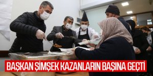 Gölbaşı Belediye Başkanı Ramazan Şimşek, kazanların başına geçerek vatandaşlara iftar yemeği dağıttı.