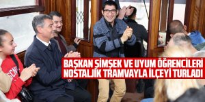 BAŞKAN ŞİMŞEK VE UYUM ÖĞRENCİLERİ NOSTALJİK TRAMVAYLA İLÇEYİ TURLADI