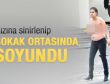 Kızına sinirlenen kadın sokakta soyundu