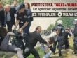 Protestoya katılan öğrencilere yumruk ve tokat